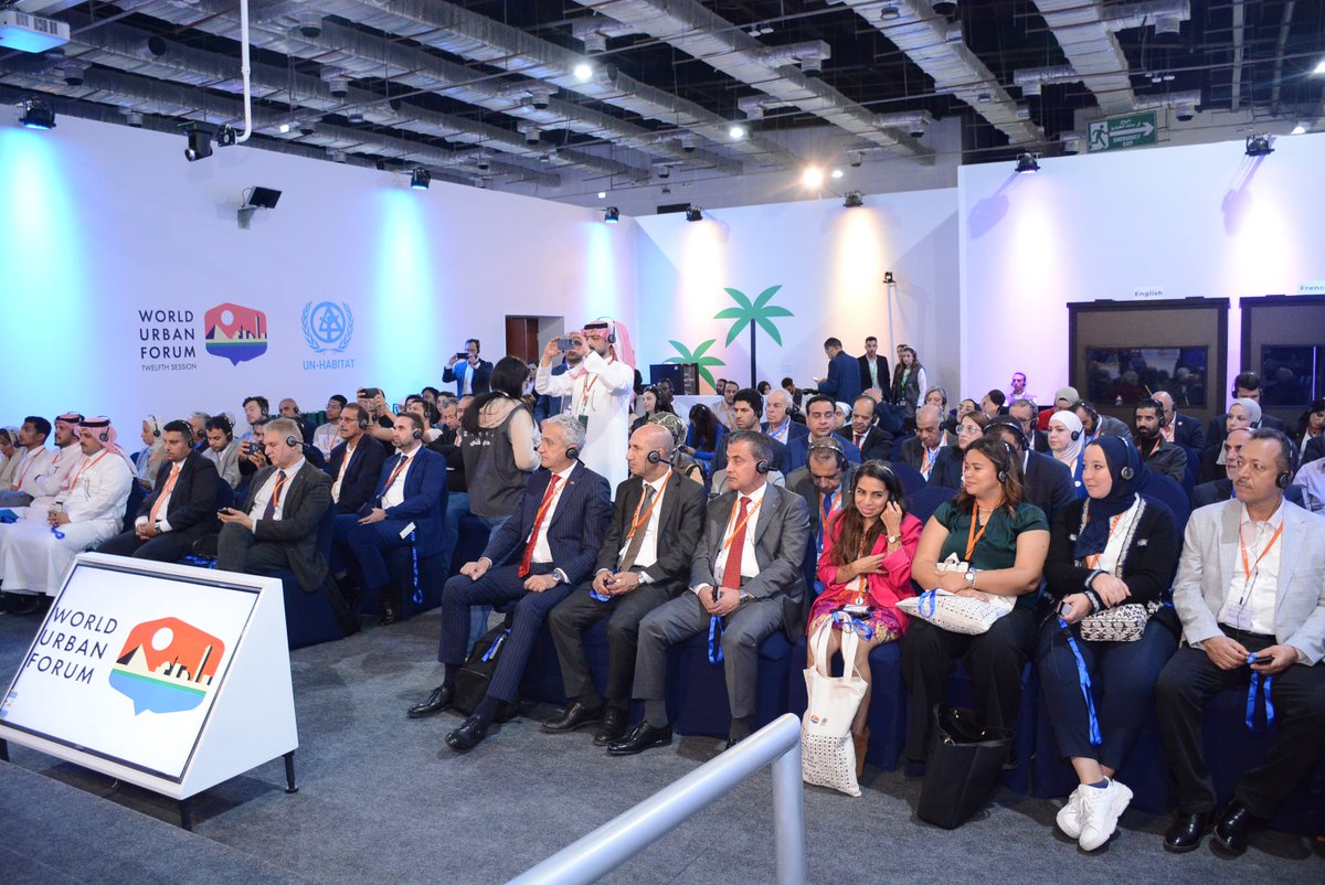 SaudiDRPY's tweet photo. شارك #البرنامج_السعودي_لتنمية_وإعمار_اليمن في ⁧#المنتدى_الحضري_العالمي⁩ (WUF12) المنعقد بـ #القاهرة في جلسة "إعادة بناء الحياة: استراتيجيات التعافي الحضري في الدول العربية المتضررة من الصراعات" ممثلاً بسعادة مساعد المشرف العام على البرنامج م. حسن العطاس؛ لتعزيز الشراكات التنموية وتبادل الخبرات في #التنمية_الحضرية، بما يسهم في تضافر الجهود لتطوير البنية التحتية ورفع كفاءة الخدمات الحضرية، دعمًا لـ #التنمية المستدامة في #اليمن 🌍🤝