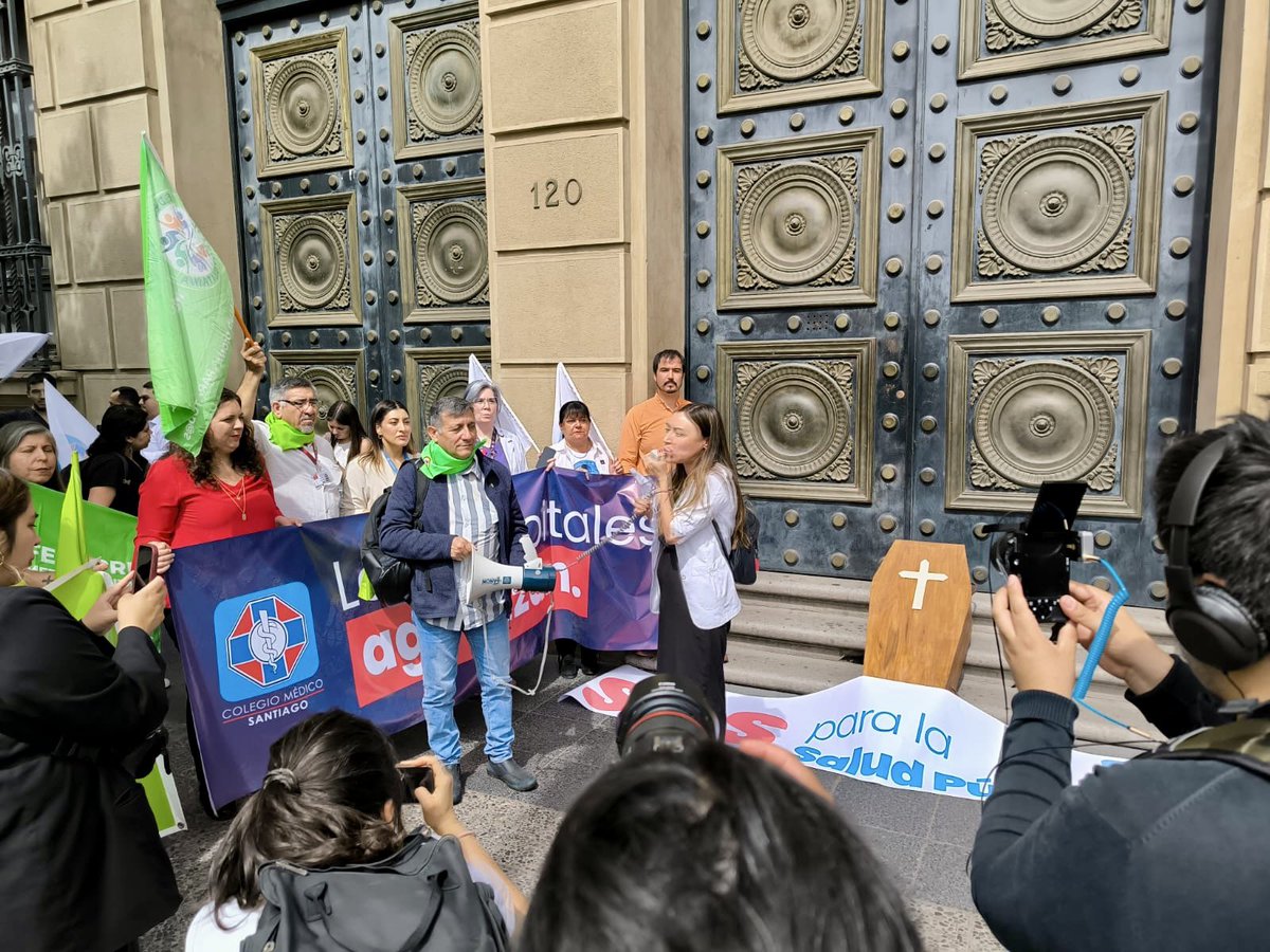 ColMedSantiago's tweet photo. #LosHospitalesAgonizan ¡Exigimos mayor financiamiento ahora!
Hoy nos unimos a diversos Colegios profesionales, funcionarios y asociaciones de pacientes para manifestarnos contra la grave crisis financiera que afecta a la #SaludPública. ¡Es urgente actuar! #ColmedEnAlerta https://t.co/Svru56kL1K