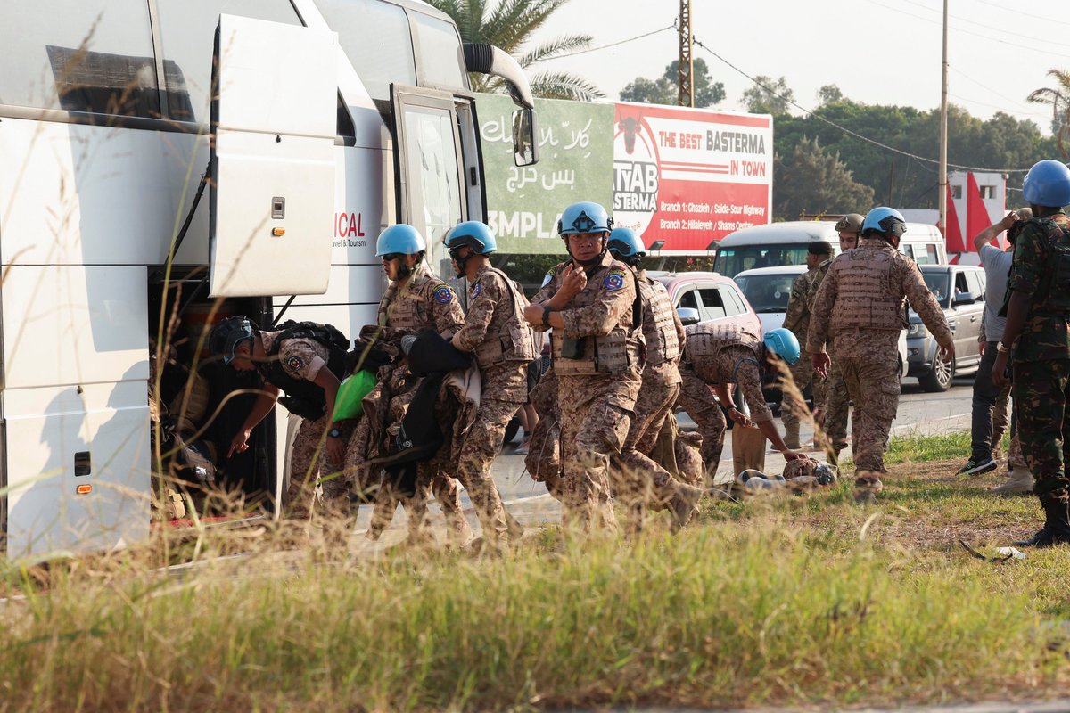 bernamadotcom's tweet photo. ‼️ [TERKINI] ‼️

📌 Pasukan MALBATT di Lubnan terkena serpihan letupan, beberapa anggota dikhuatiri cedera - Mohamed Khaled

‼️ [BREAKING] ‼️

MALBATT team in Lebanon struck by explosive fragments, several personnel feared injured - Mohamed Khaled

📸 Reuters 

#BernamaNews https://t.co/bDaPtNBcFE