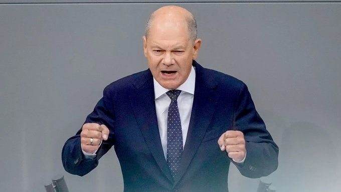 Chain_report_01's tweet photo. 🚨 BREAKING: 

Olaf Scholz to address the nation in 20 mins after the German coalition government collapses, with FDP leaving! 🇩🇪 

Could snap elections be next? 🗳️

#Germany #Scholz #FDP #Politics #BreakingNew https://t.co/v17AB38bm8