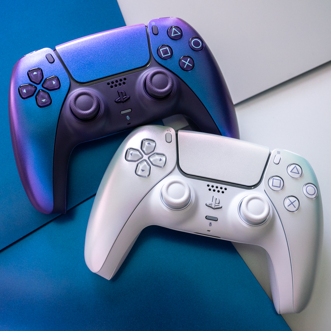 PlayStation's tweet image. The essence of iridescence ✨  

The Chroma Collection DualSense controllers are available starting today in Chroma Pearl and Indigo: play.st/4eC1l9S