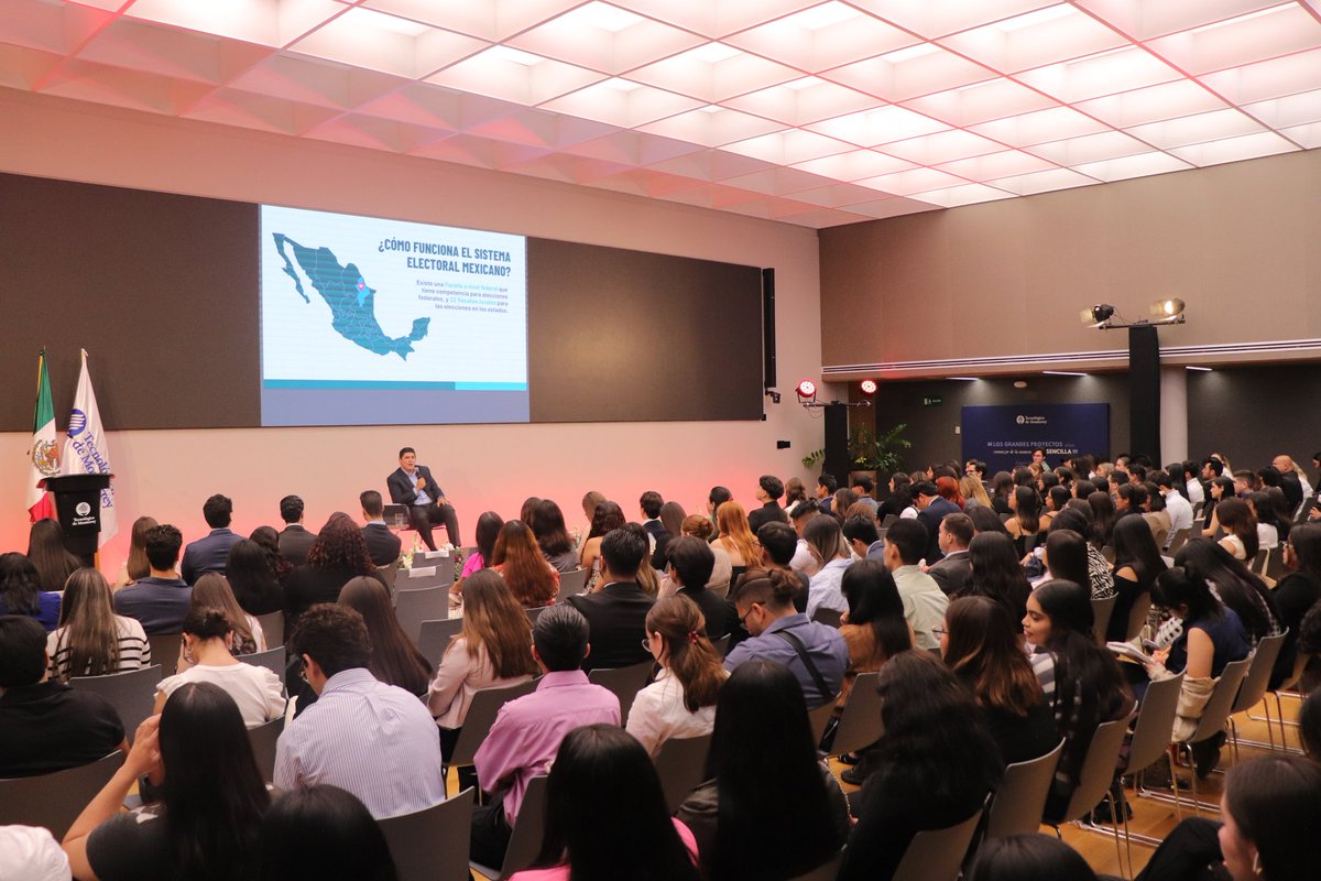 FDENuevoLeon's tweet photo. El fiscal Gustavo Solís Ruiz participó en el SID del @TecdeMonterrey para hablar de nuestras experiencias y la nueva visión de la @FDENuevoLeon con las y los estudiantes de derecho, 1/2 https://t.co/mowBiDNvRX