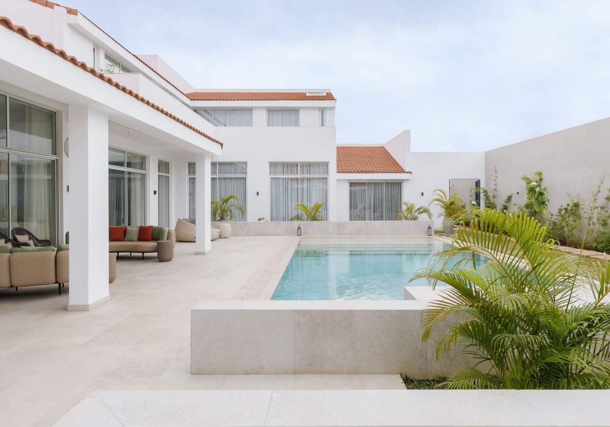 Archello's tweet photo. Plantation Road Residence by Studio Contra and TOKITU Studio redefines luxury with integrated courtyards and varied landscaping concepts.
https://t.co/6vpu2Uy8oV
#LandscapeArchitecture #CourtyardDesign #LuxuryResidence https://t.co/FV8DU6K2FP