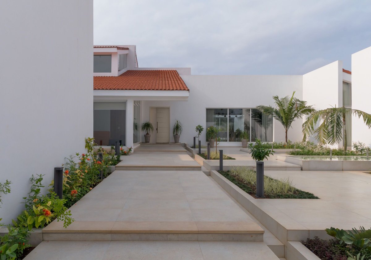Archello's tweet photo. Plantation Road Residence by Studio Contra and TOKITU Studio redefines luxury with integrated courtyards and varied landscaping concepts.
https://t.co/6vpu2Uy8oV
#LandscapeArchitecture #CourtyardDesign #LuxuryResidence https://t.co/FV8DU6K2FP