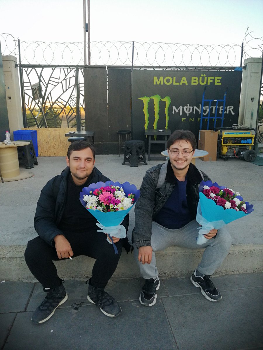 Bugün hacettepe beytepede gördüğüm en güzel görüntü kız arkadaşlarını bekleyen gençler kızlar bu gençlerin kıymetini bilin böylelerini bidaha bulamazsınız
🤭