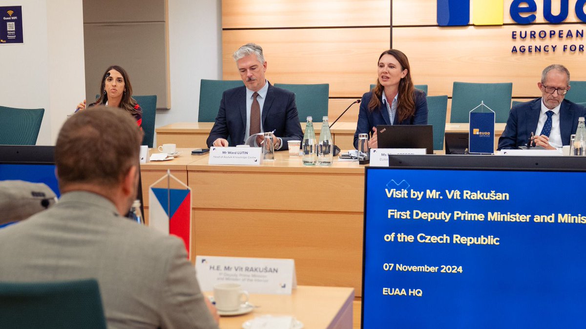 NinaGregoriEUAA's tweet photo. A pleasure to welcome 🇨🇿 1st DPM @Vit_Rakusan to EUAA.

We focused on important period ahead for 🇪🇺 in implementing the Pact. The Agency can - &amp; is ready to - provide specific support to authorities.

We also spoke about future of asylum in EU &amp; what EUAA possible role could be. https://t.co/X0h4ZIqcQi