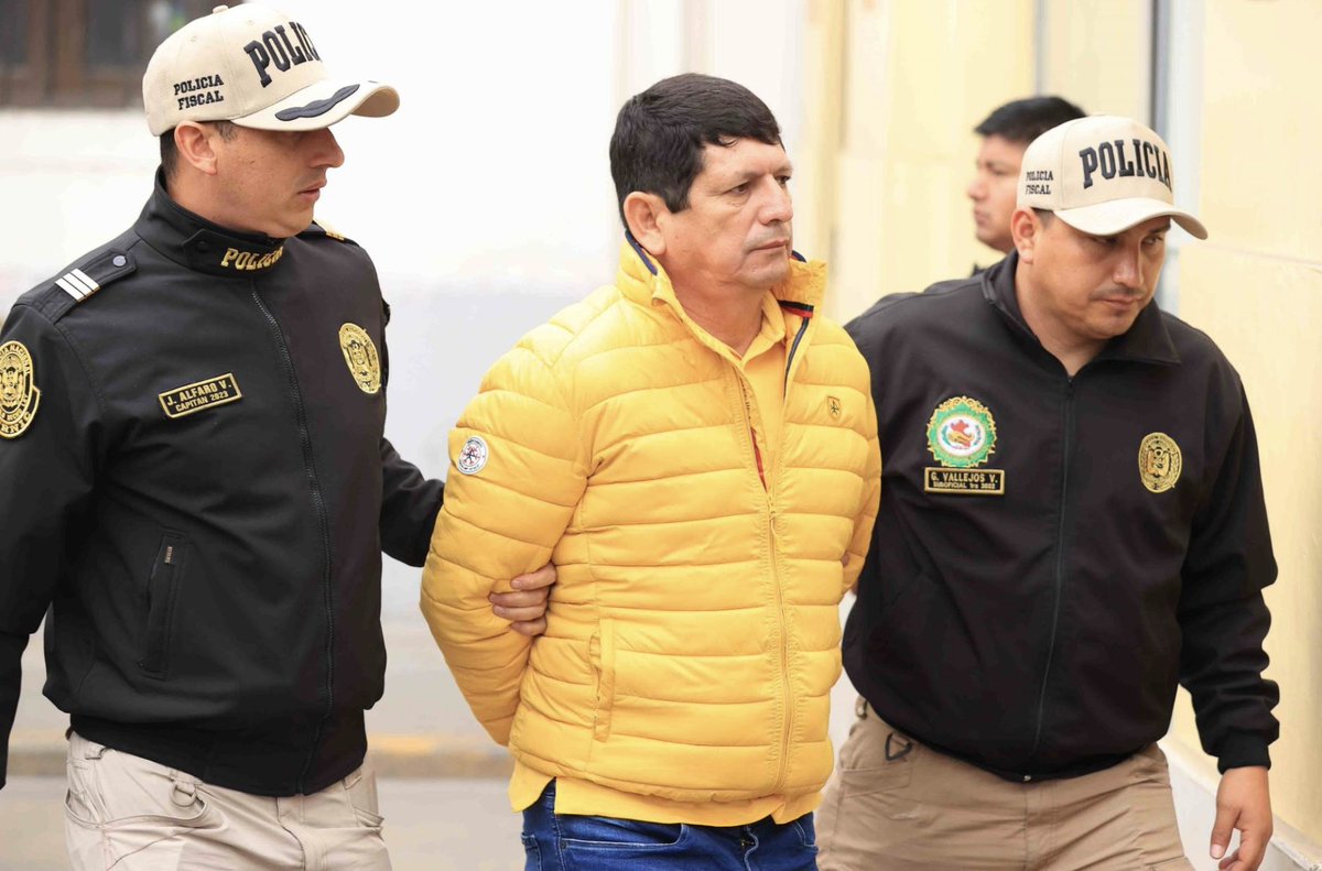 sopitas's tweet photo. 🚨🇵🇪Detienen a Agustín Lozano, presidente de la Federación Peruana de Fútbol por los presuntos delitos de fraude, lavado de activos y corrupción.

📸: ANDINA/Jhonel Rodriguez https://t.co/5lxGmsM66L
