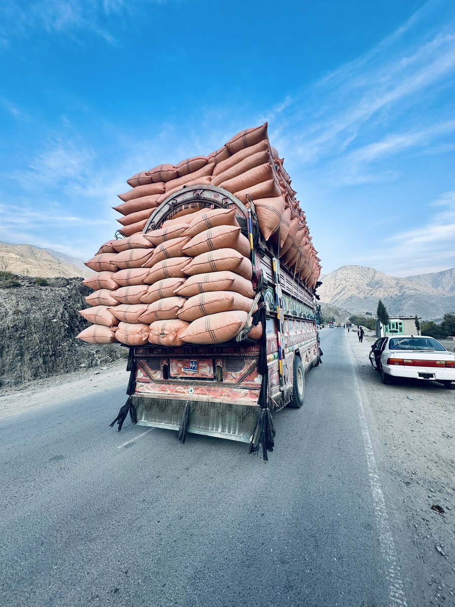 AfghanistanSola's tweet photo. د افغانستان سړکونه له زیاتو بار وړونکو موټرو ویجاړوي. د دې د څارنې او مخنیوي لپاره باید یو سیسټم شتون ولري. د افغان ولس لپاره په سړکونو د پیسو مصرف کول، ترڅو دا سړکونه د یو څو بې وجدانه لاریو چلوونکو لخوا ویجاړ شي، دا د شرم خبره ده. @khalidzadran01 @KabulPoliceHQ #dotherighthing https://t.co/bziEg6HAIj
