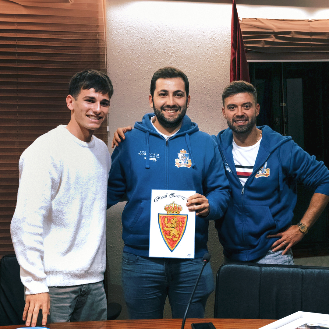 RealZaragoza's tweet photo. 🥳 ¡Feliz aniversario, @pzalmudevar!

🤍💙 @pausinho_ estuvo en la celebración por los 🔟 años con todos los zaragocistas de Almudévar