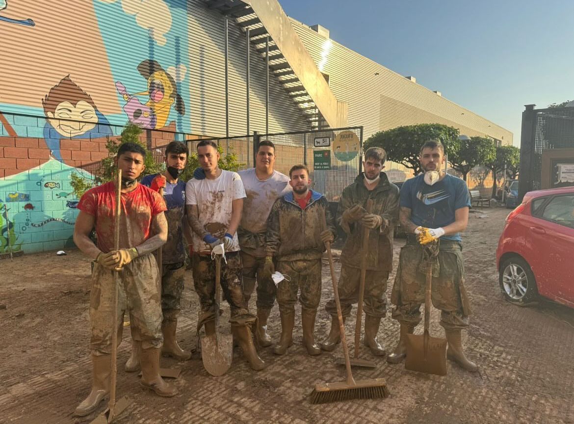 AtcoTordesillas's tweet photo. 🤝 Además de buenos jugadores, buena gente. Popi, Joni e Ivi, este último incluso desplazándose hasta Valencia, han colaborado activamente, junto a un grupo de amigos, en las necesarias labores de ayuda al pueblo valenciano.

#OrgullososDeNuestrosJugadores🙌
#VamosTorde💪 https://t.co/7NTmh5PiJO
