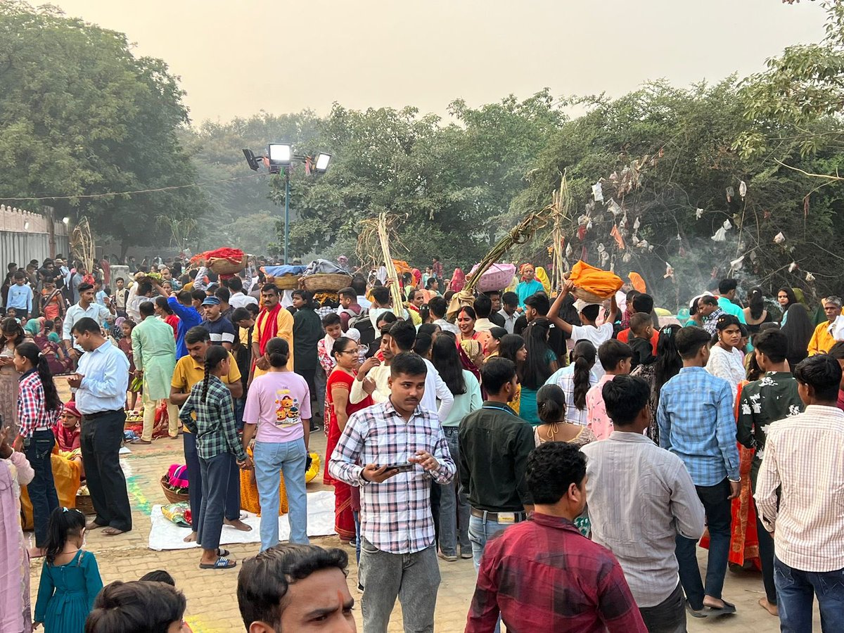 AzadSinghBjp's tweet image. सूर्य की उपासना और आस्था के महापर्व “छठ पूजा” के पावन अवसर पर शिव मंदिर, रजोकारी व् BSS पहाड़ी, रजोकारी में आयोजित कार्यक्रमों में सम्मिलित होने का और छठी मईया का आशीर्वाद लेने का परम सौभाग्य मिला |  🙏🙏

#chathpuja2024 #छठ_महापर्व
#AzadSingh #Mehrauli