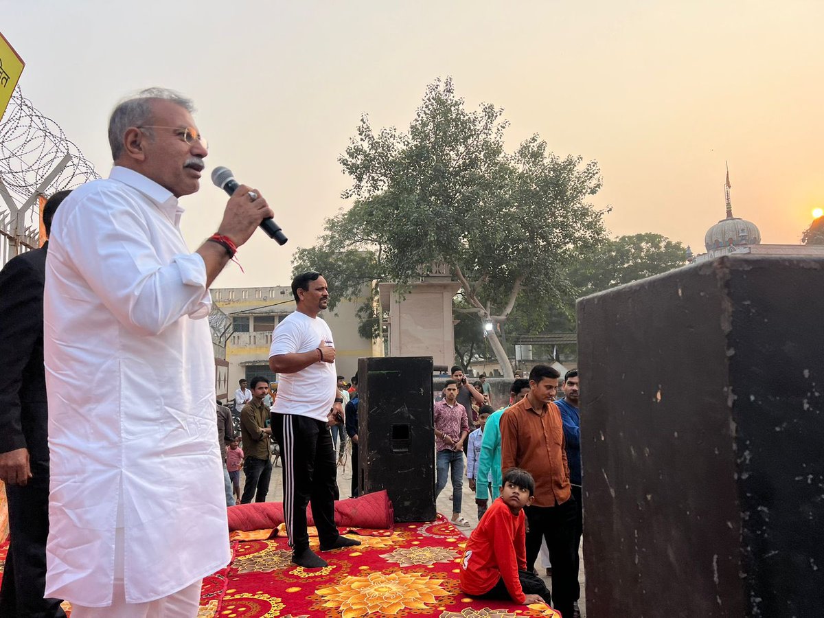 AzadSinghBjp's tweet image. सूर्य की उपासना और आस्था के महापर्व “छठ पूजा” के पावन अवसर पर शिव मंदिर, रजोकारी व् BSS पहाड़ी, रजोकारी में आयोजित कार्यक्रमों में सम्मिलित होने का और छठी मईया का आशीर्वाद लेने का परम सौभाग्य मिला |  🙏🙏

#chathpuja2024 #छठ_महापर्व
#AzadSingh #Mehrauli