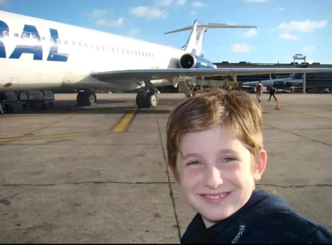 LuquitaRodrigue's tweet image. Hoy me toca llevarme de vacaciones a mi sobrino. Primera vez que se sube a un avión y me esta llenando de preguntas jajaja esperemos que el vuelo esté tranquilo.