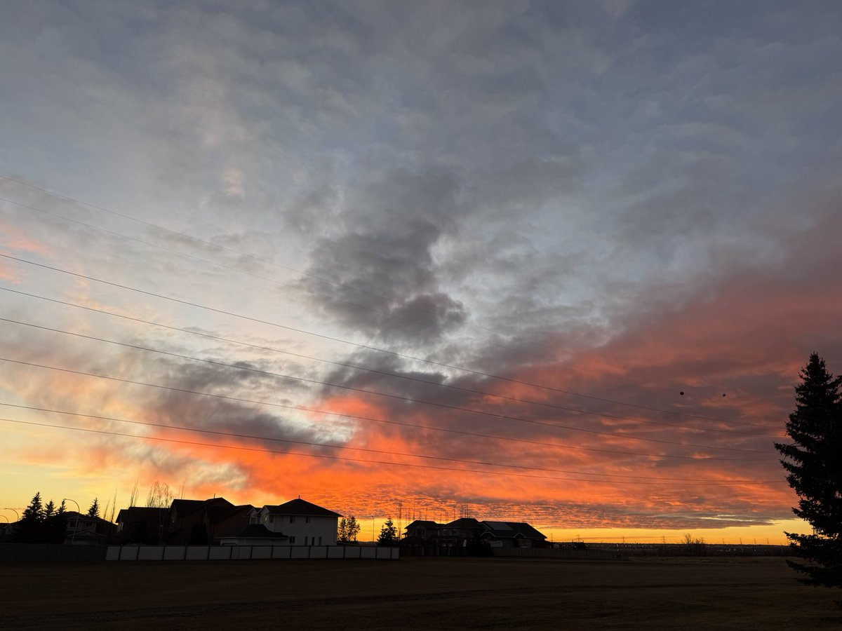 Good morning!

#yeg #edmonton #sunrise #sky #clouds #weather #yegwx