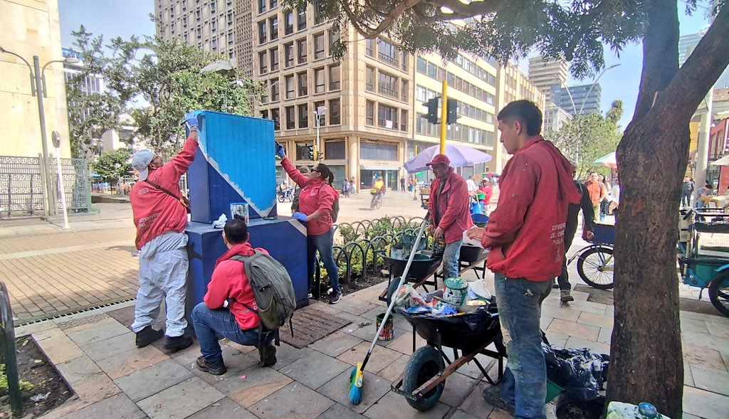 MiEspacioesBog's tweet photo. #1000enundía Iniciamos desde la Cra. 7ma, en equipo con @Alcandelaria_ y @IPESBogota, intervención a mobiliario público, recuperación de bancas y sensibilización a vendedores informales.

#SomosDefensoresdelEspacioPúblico 💪🏽
#BogotáMiCiudadMiCasa 🏡 https://t.co/Em13rLBTSj