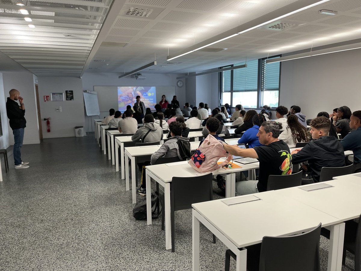 CollegeGSand's tweet photo. [Cordée] Dans le cadre de la cordée @enacfrance au profit du @CollegeGSand nos #élèves des dispositifs #Tutorat ENAC et #PREPA DNB++ profitent d’un atelier animé par #JobIrl : les outils pour aider les élèves à se connecter à leur avenir 
🙏 à eux et à Corinne notre bienfaitrice https://t.co/8LEJvFllm6