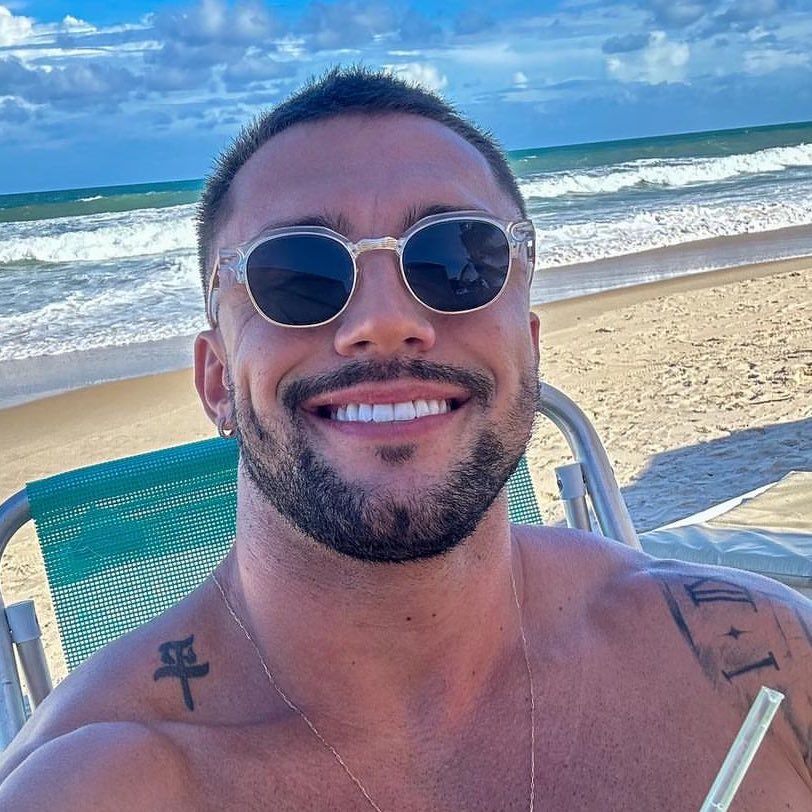 choquei's tweet photo. 🚨FAMOSOS: Ex-bbb Arthur Picoli impressiona a web após mostrar que emagreceu 9kg em 3 meses. https://t.co/qCd4AQvhuX