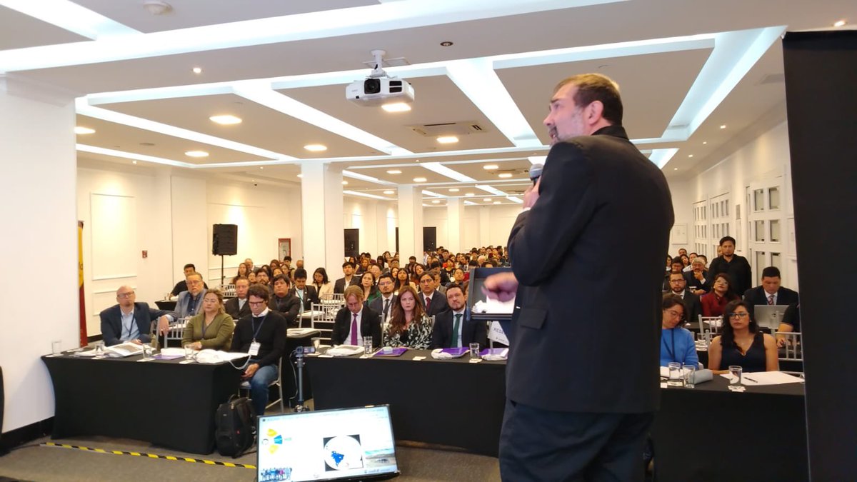 #SIMPOSIO | Con la exposición magistral de  Martín Gozalvez (Argentina), quien comenta sobre la "Utilidad de los mapas metalogenéticos de escala continental", se desarrolla la parte técnica.