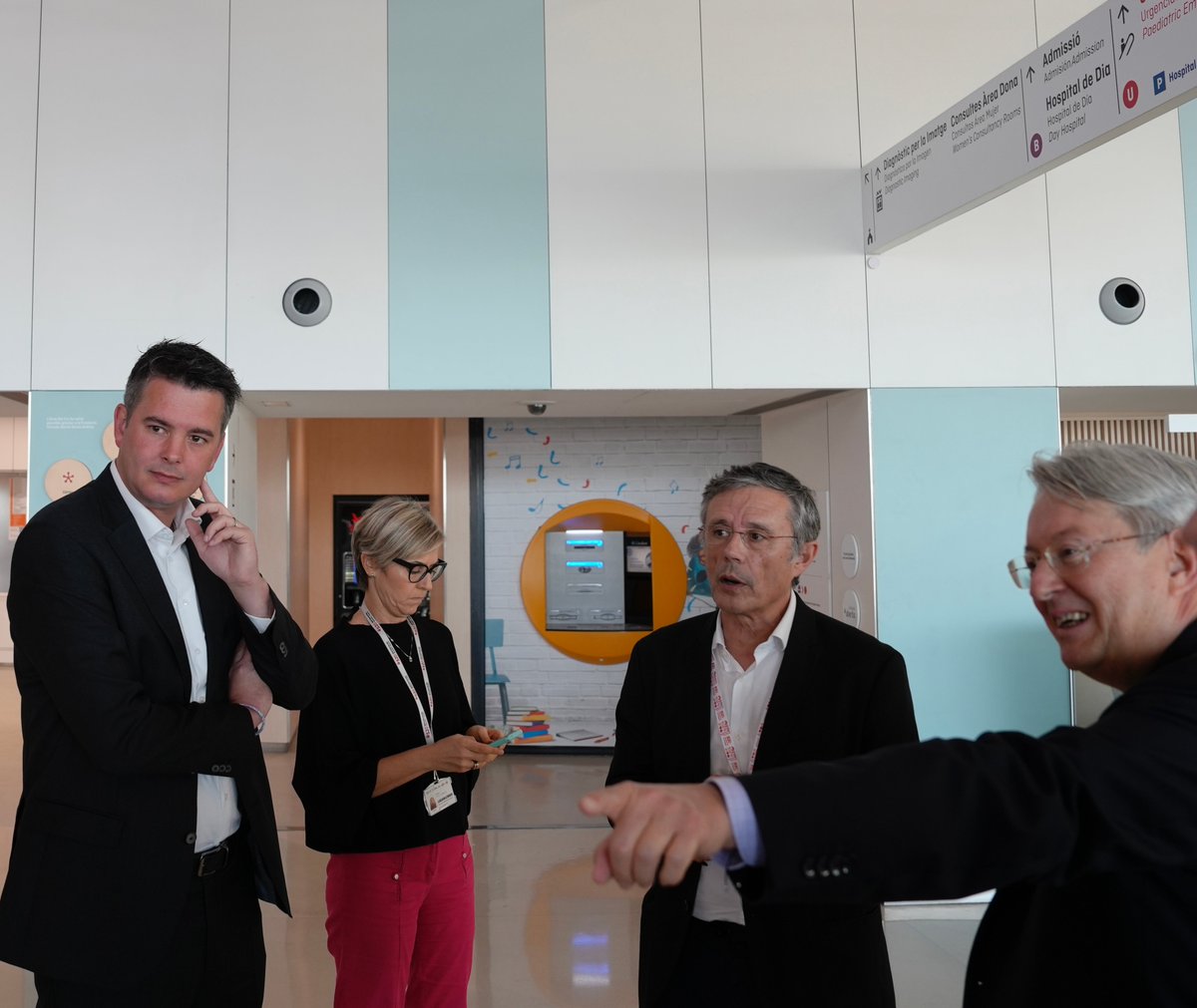 🇱🇺Lex Delles, ha visitado también el Hospital Sant Joan de Déu. Su Director de Investigación, Joan Comella, le ha mostrado los avances en la digitalización de la atención y el seguimiento de los pacientes, lo que supone un gran paso hacia el futuro de la salud. #SaludDigital