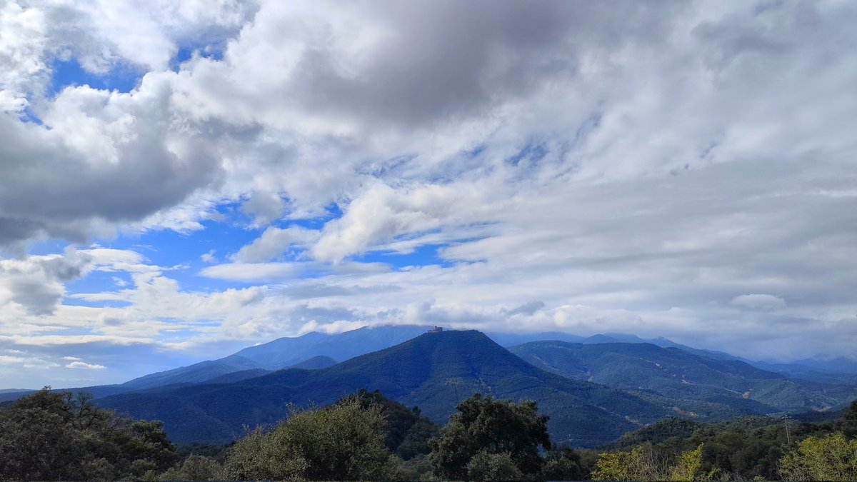 pepmollevi's tweet photo. Des de Sant Feliu de Buixalleu @QuimMasferrer cap al castell de @montsoriu a @comarcaselva orientat cap al @montseny amb la @btt @massibikes i culotte @DecathlonEspana rellotge @corosesp i app @Strava #fullequip observant radar de @meteocat i passant prop de @RestGrions https://t.co/fTVkKxqBtm