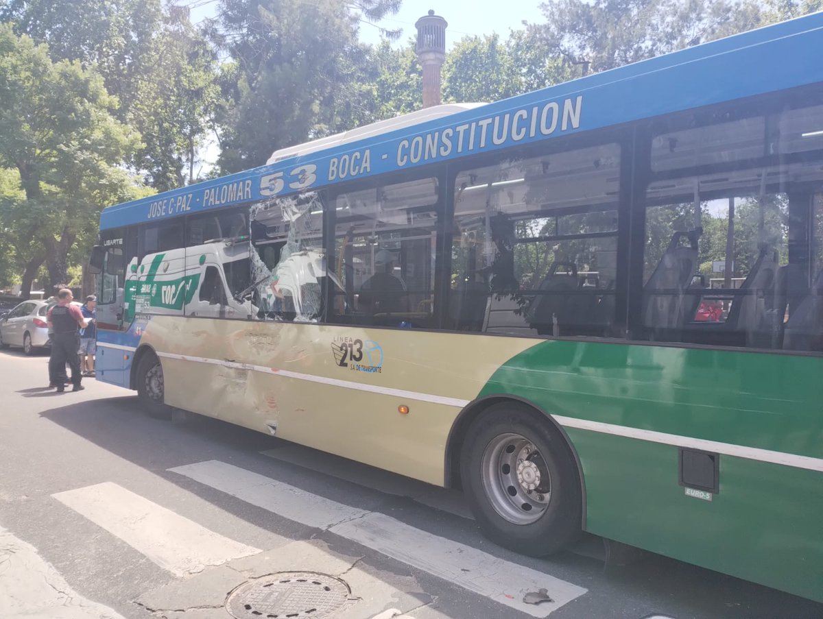 jotaleonetti's tweet photo. CHOQUE DE COLECTIVO Y MICRO ESCOLAR EN LA BOCA 💥
Es en Magallanes al 1200, entre Hernandarias y Regimiento de Patricios.
SAME asiste a niños de 13 a 16 años y a pasajeros de la #Linea53.
Al momento 14 heridos (10 son menores) trasladados Hospitales Argerich, Penna, Ramos Mejia. https://t.co/twnNy1CcWj