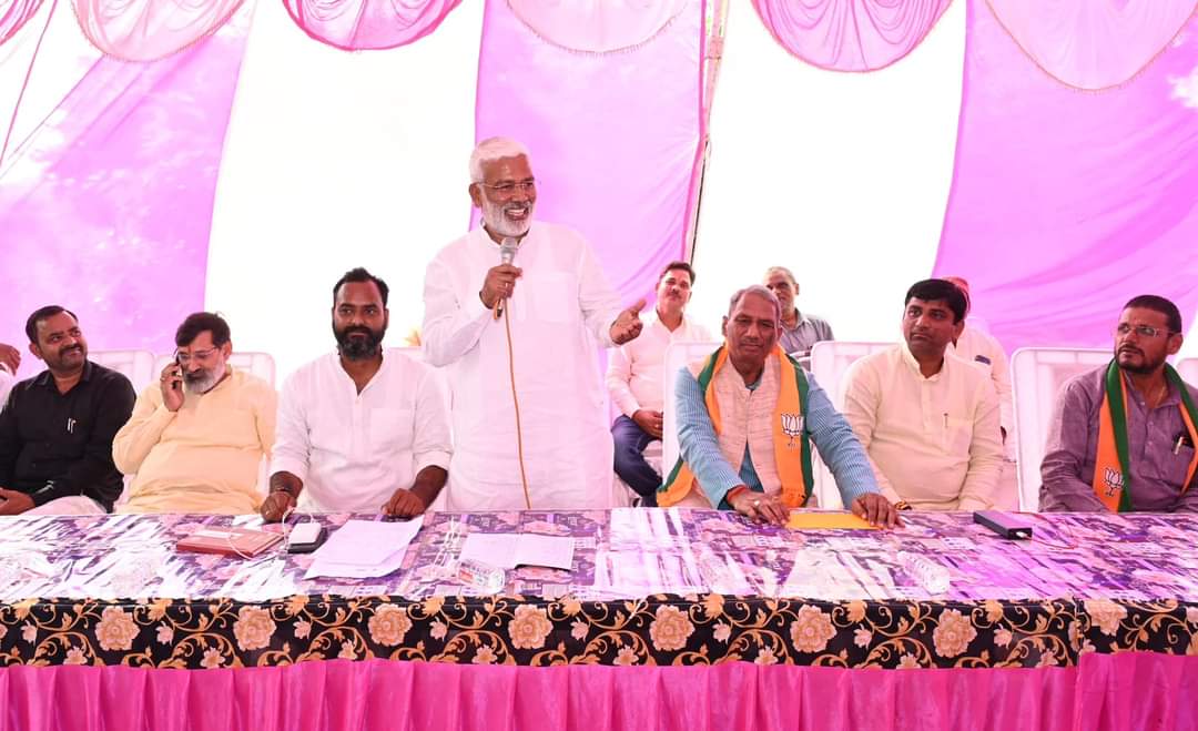 आज 277कटेहरी विधानसभा क्षेत्र के विभिन्न चौपालों में उपस्थित होकर उपचुनाव में भाजपा के पक्ष में ज्यादा से ज्यादा संख्या में मतदान एवं सहयोग करने की अपील किया||
<a href="/AmitShah/">Amit Shah</a>
<a href="/Bhupendraupbjp/">Bhupendra Singh Chaudhary</a> <a href="/BJP4India/">BJP</a> <a href="/BJP4UP/">BJP Uttar Pradesh</a> <a href="/JPNadda/">Jagat Prakash Nadda</a> @