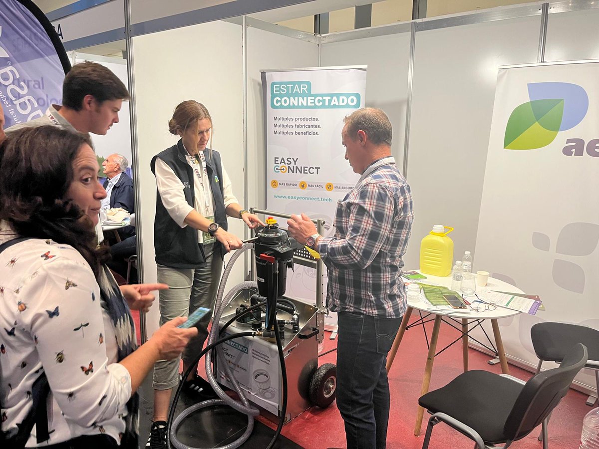 aepla_asoc's tweet photo. Son muchas las personas que están visitando nuestro stand en el #EncuentroPhytomaVidIII, organizado por @Phytoma y que se celebra esta semana en #Logroño. 🍇

Están conociendo #easyconnect de primera mano y porque es:
⏱️ Más rápido.
🧤 Más fácil.
🛡️ Más seguro. https://t.co/swUVeqMkc2