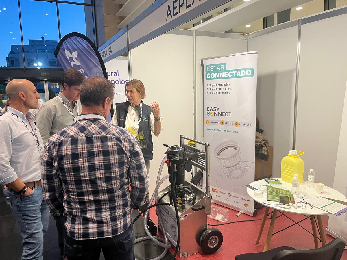 aepla_asoc's tweet photo. Son muchas las personas que están visitando nuestro stand en el #EncuentroPhytomaVidIII, organizado por @Phytoma y que se celebra esta semana en #Logroño. 🍇

Están conociendo #easyconnect de primera mano y porque es:
⏱️ Más rápido.
🧤 Más fácil.
🛡️ Más seguro. https://t.co/swUVeqMkc2