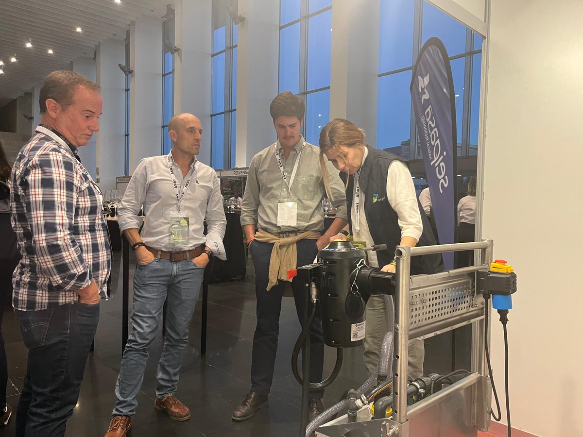 aepla_asoc's tweet photo. Son muchas las personas que están visitando nuestro stand en el #EncuentroPhytomaVidIII, organizado por @Phytoma y que se celebra esta semana en #Logroño. 🍇

Están conociendo #easyconnect de primera mano y porque es:
⏱️ Más rápido.
🧤 Más fácil.
🛡️ Más seguro. https://t.co/swUVeqMkc2