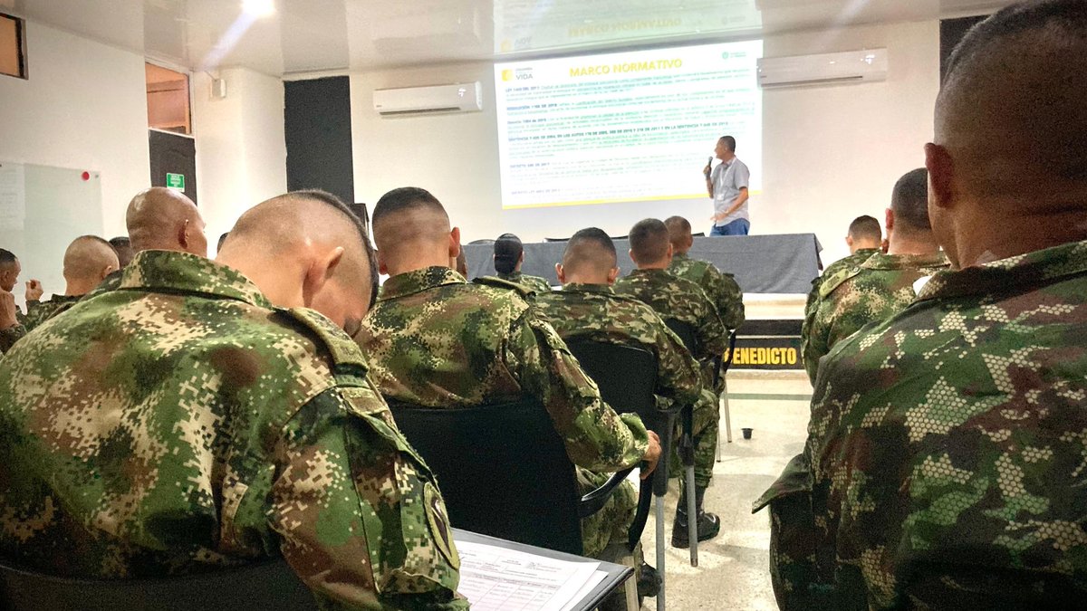 Ejercito_Div4's tweet photo. Comprometidos con la reconstrucción del tejido social. 30 miembros del @COL_EJERCITO en el #Guaviare recibieron capacitación en enfoque psicosocial de apoyo a las victimas. iniciativa de la #Brigada22 liderada por la unidad de víctimas del departamento. #RespetamoslosDDHH https://t.co/4tNeLDYwj9