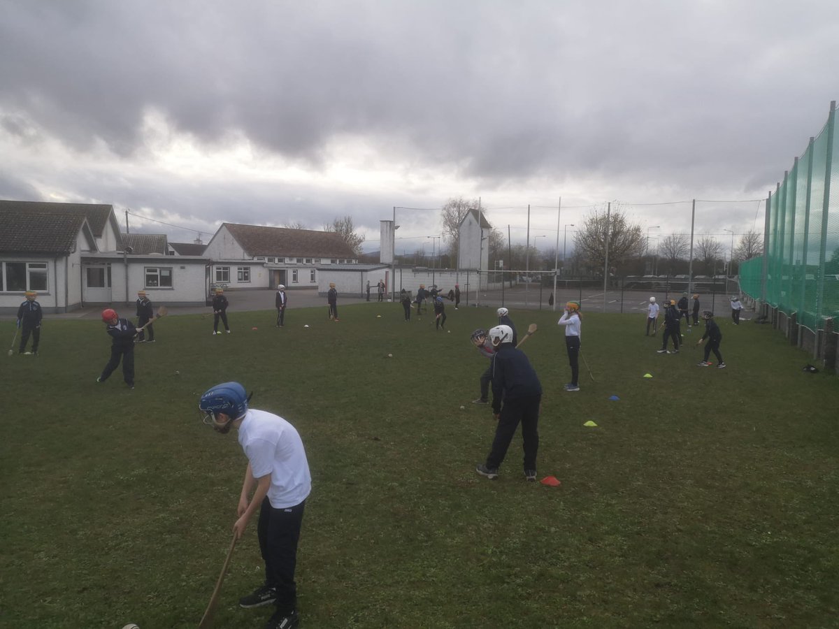 Coach Darragh in <a href="/CarraroeNS/">Carraroe NS</a> yesterday, the kids had a brilliant time learning the fundamentals of Hurling. 👌🏼👍🏼🏁🏁🏁 <a href="/sligogaa/">Sligo GAA</a> <a href="/ConnachtGAA/">Connacht GAA</a>
