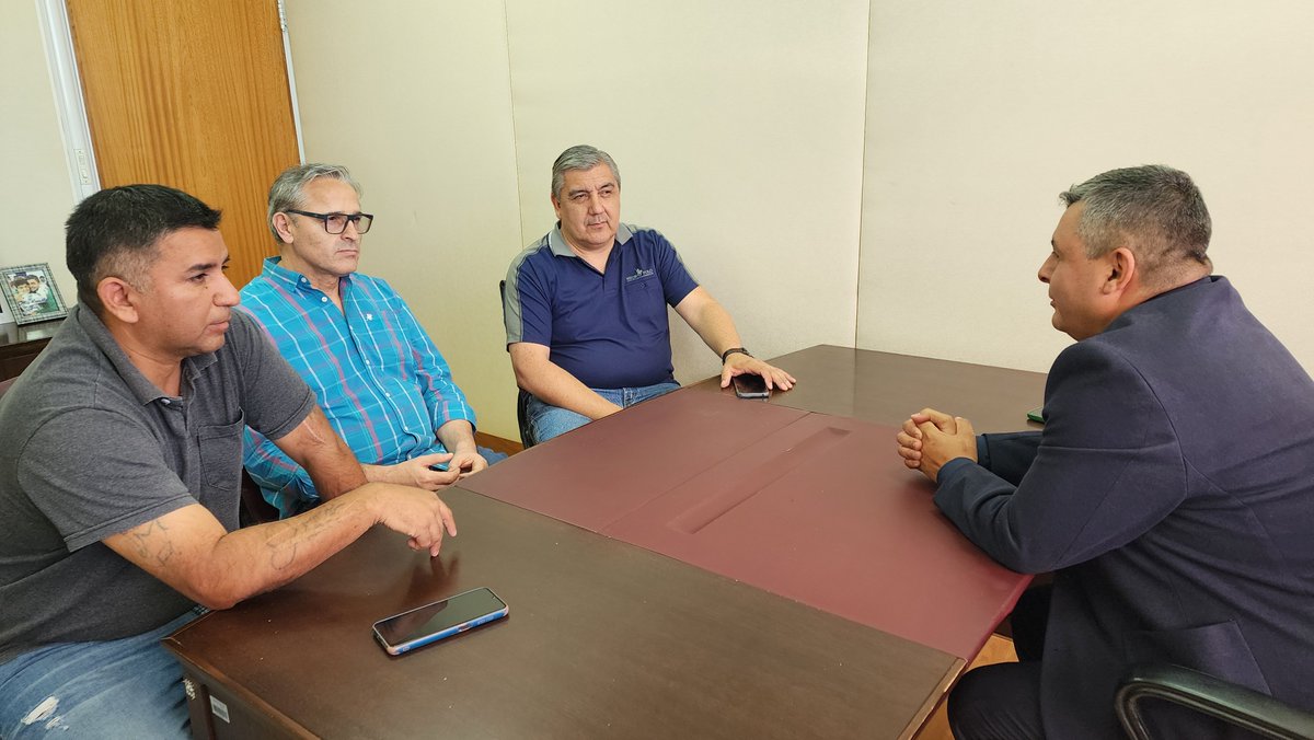 #PrevencionDeConsumosProblematicos

Junto a Hector Nuñez,  coordinador general de la Mesa Provincial de Pastores, Javier Gonzales y Juan Jose Posso coincidimos en que se debe trabajar articuladamente en la prevención de consumos problematicos ✍️
