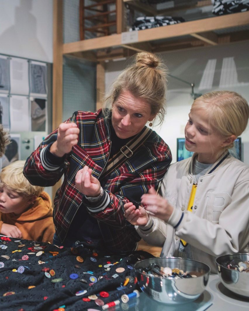 We willen iedereen die tijdens de N8VDN8 naar het Zeeuws Museum is gekomen hartelijk bedanken! We kijken terug op een zeer geslaagde avond. We hopen dat jullie genoten hebben van de optredens in het museum. Tot volgend jaar!

📸Viorella Luciana

#Middelburg #ZeeuwsMuseum