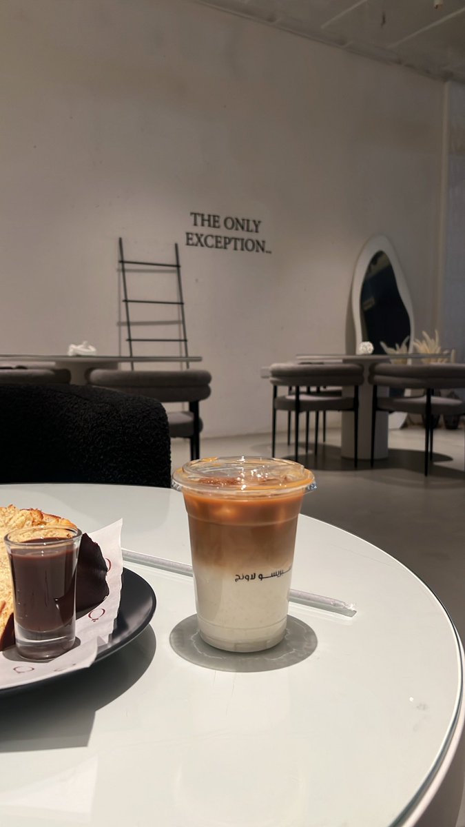 طالمَا هُناك قهوة فـ هُناك 
مُتسع للحياة ☕️🤎.