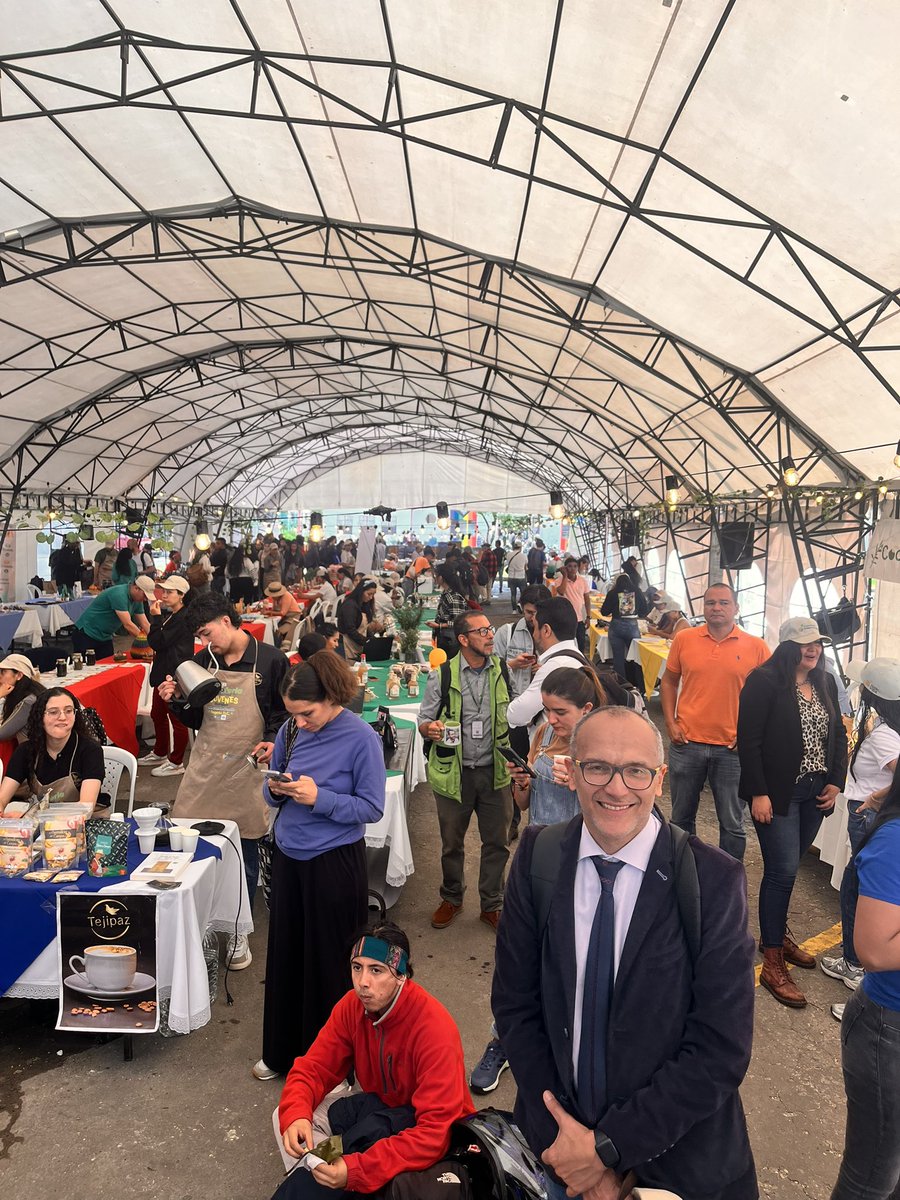 AlvaroRivasGu's tweet photo. @UNALOficial y @ADR_Colombia nos aliamos para pensar y accionar las políticas de jóvenes rurales por un relevo generacional y una #ReformaAgraria con sentido. Hoy nos vemos en la 1a Agroferia Nacional de Jóvenes Rurales: Raíces y semillas del cambio en la Fac Ciencias Agrarias https://t.co/VeWATQKLEI