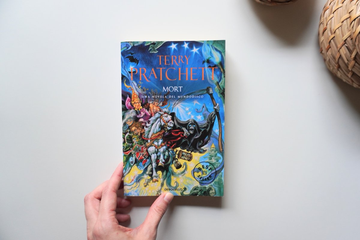 lectoraem88's tweet photo. #Mort de #TerryPrachett | DeBolsillo @penguinlibros - Mi entrada a Mundodisco. Una experiencia muy divertida y amena, con una fantasía muy original y un humor que he disfrutado mucho. Me quedaré por este universo...
https://t.co/ku7uRQIclT https://t.co/nnXjjq7aA3
