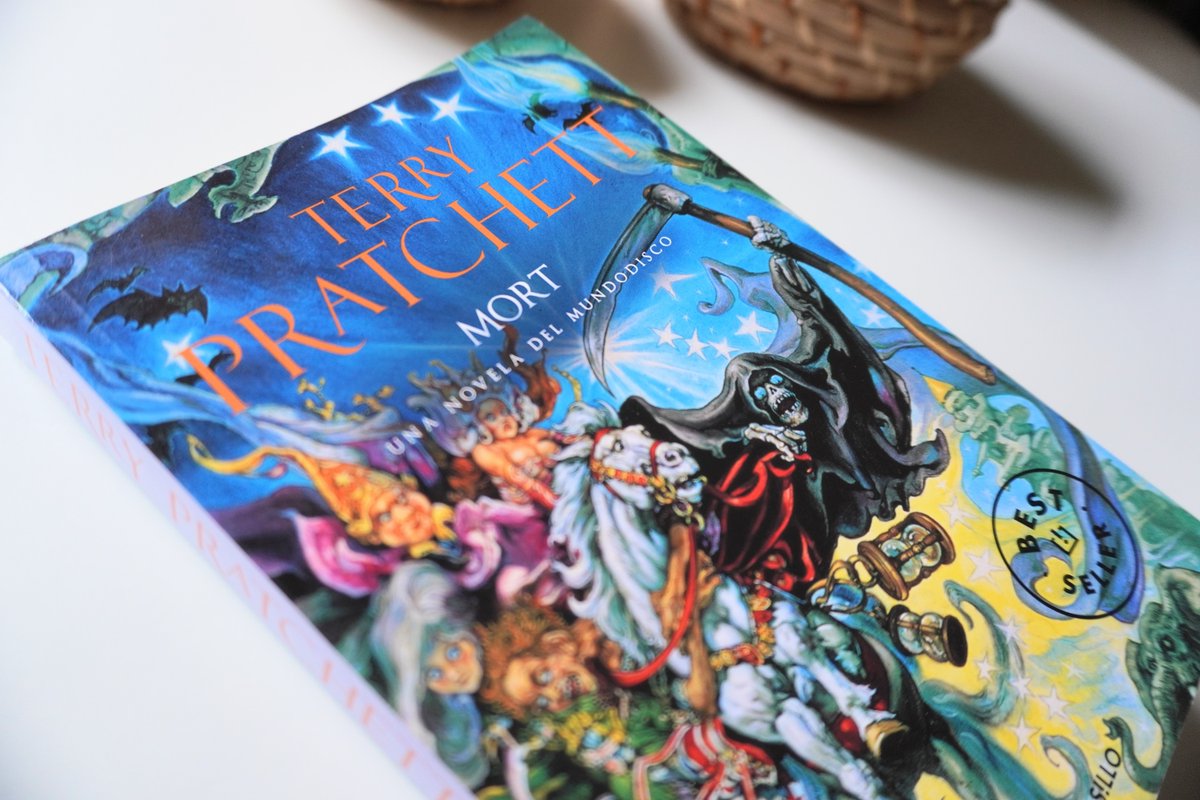 lectoraem88's tweet photo. #Mort de #TerryPrachett | DeBolsillo @penguinlibros - Mi entrada a Mundodisco. Una experiencia muy divertida y amena, con una fantasía muy original y un humor que he disfrutado mucho. Me quedaré por este universo...
https://t.co/ku7uRQIclT https://t.co/nnXjjq7aA3