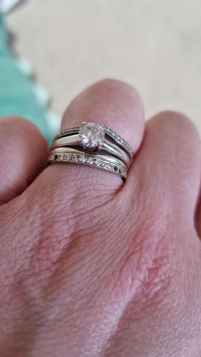 _jen99's tweet photo. Hey @Goldsmithsuk would you expect my wedding ring to regularly lose diamonds? I know I've had it a few years but marriage is for life right? 😂 😢 https://t.co/issc4wjlKj