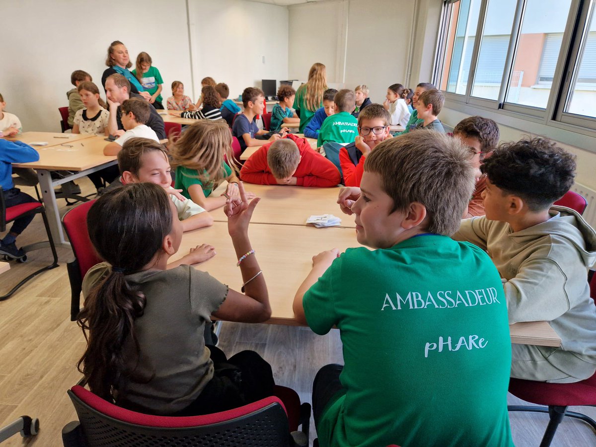 Les élèves ambassadeurs pHARe du <a href="/collegeleoferre/">Collège Léo Ferré de Saint Lys</a> de Saint-Lys sensibilisent les élèves de CM2 des écoles du secteur grâce à leur jeu « Takattak » et à l’arbre du vivre ensemble, à l’occasion de la journée de lutte contre le harcèlement scolaire #NAH 
Bravo pour cet engagement !
