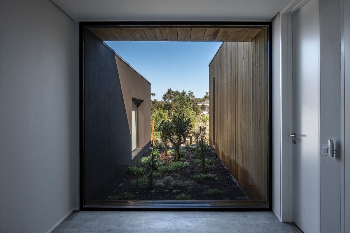 Archello's tweet image. Eco Tróia Resort’s House III by GSS Arquitectos harmonizes with its natural surroundings, blending low-impact, single-story architecture with expansive glass façades and wooden pergolas. 
buff.ly/48CfeTV

#EcoArchitecture #SustainableDesign #NatureInspired