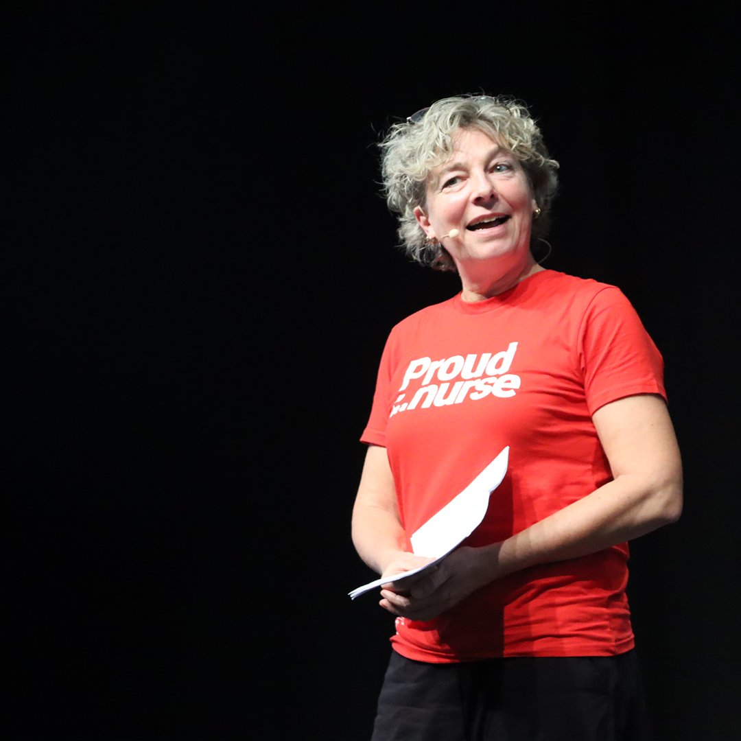 regionerne's tweet photo. Sygeplejerskestuderende Christine Antorini rundede konferencen ’Sundhed for alle af med et peptalk. Hun talte bl.a. om ulighed i sundhed:
- Ældre enlige mænd med kræft uden pårørende kan have dårlig chancer for at komme sig, hvis de ikke har netværk eller kompetencer til hjælpe sig. Den ulighed glæder jeg mig helt vildt til, at sundhedsreformen kan være udligne
#sundhedforalle 
#dkpol 
#sundpol