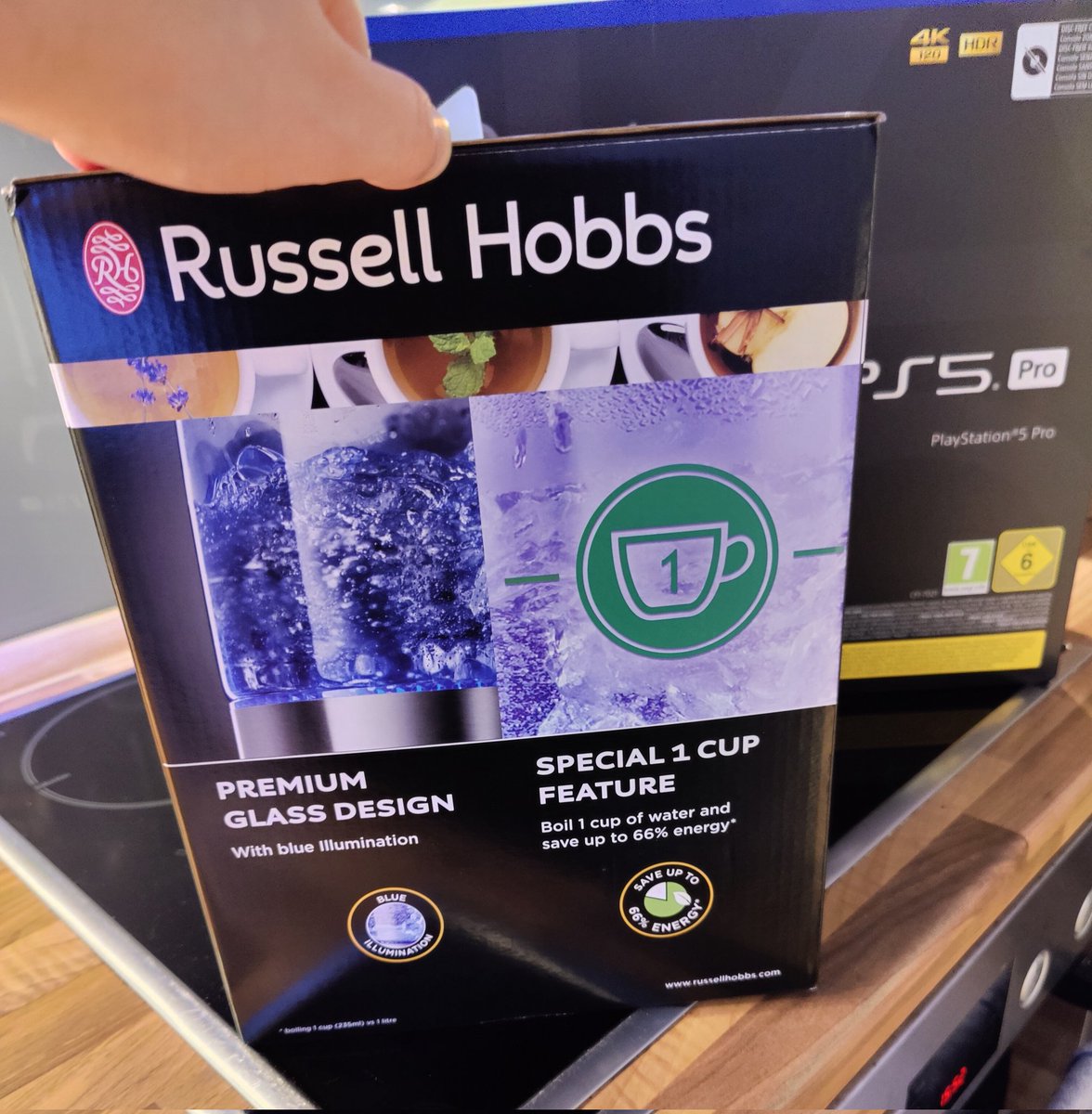 Ok, hab mir dann doch nur einen neuen Wasserkocher geholt, der die Sicherung nicht rausfliegen lässt. Mega cool.