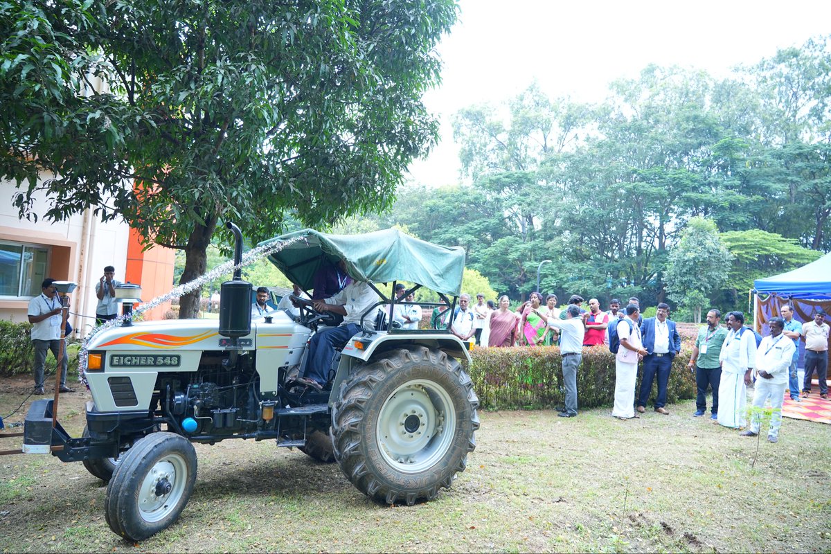CSIR_NIDSA's tweet photo. Interactive session of RSSA project team with farmers and students for feed back and way forward. Demonstration of agrotechnologies of the project to farmers and students during OWOT at CSIR-4PI #OneWeekOneTheme @CSIR_IND @CSIR_NIScPR @SMCC_NIScPR @CSIRCIMAP https://t.co/xeiobADz55