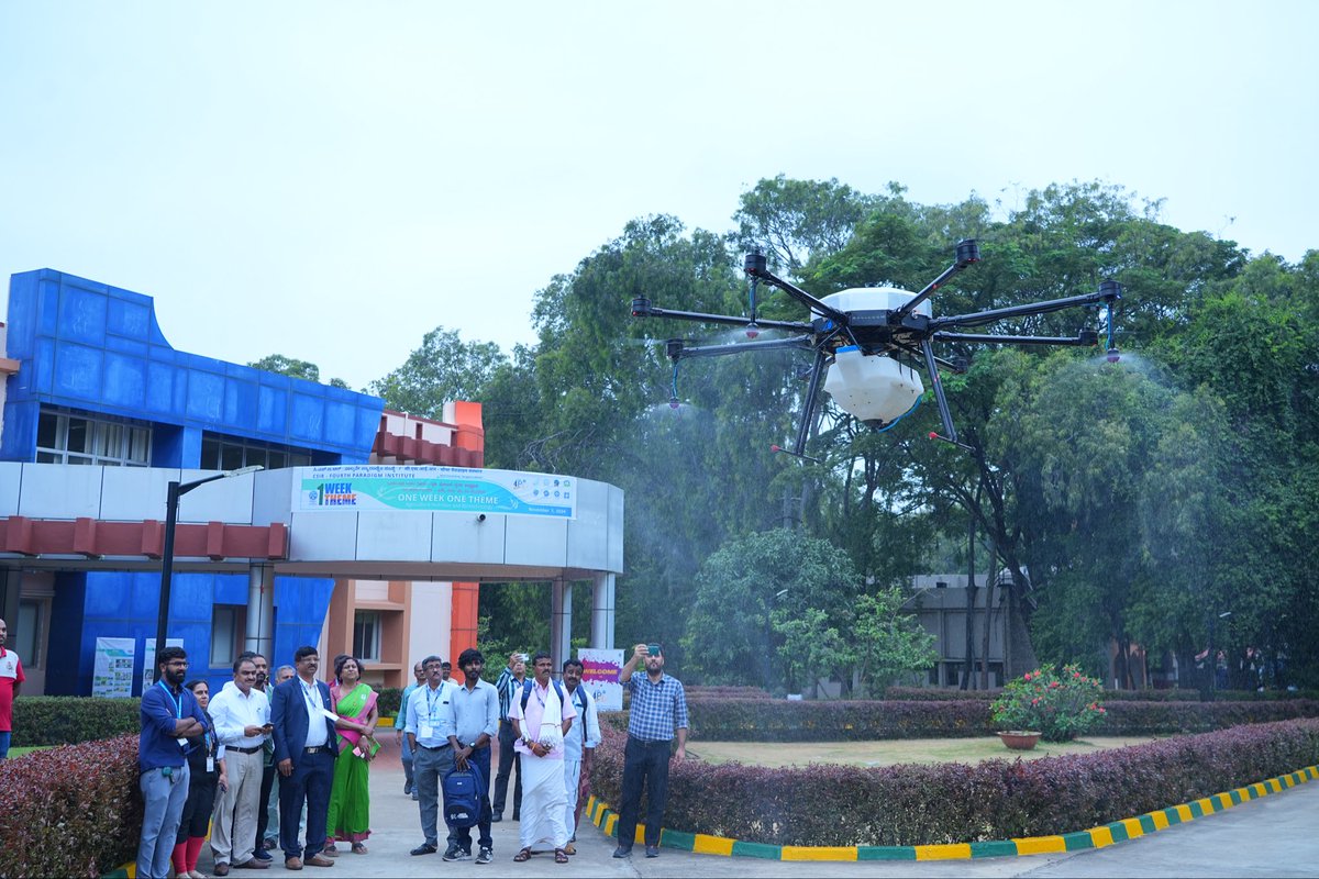 CSIR_NIDSA's tweet photo. Interactive session of RSSA project team with farmers and students for feed back and way forward. Demonstration of agrotechnologies of the project to farmers and students during OWOT at CSIR-4PI #OneWeekOneTheme @CSIR_IND @CSIR_NIScPR @SMCC_NIScPR @CSIRCIMAP https://t.co/xeiobADz55