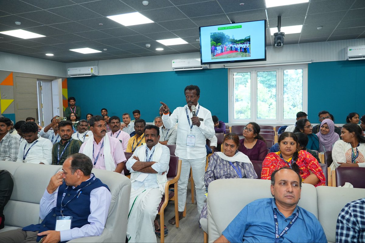 CSIR_NIDSA's tweet photo. Interactive session of RSSA project team with farmers and students for feed back and way forward. Demonstration of agrotechnologies of the project to farmers and students during OWOT at CSIR-4PI #OneWeekOneTheme @CSIR_IND @CSIR_NIScPR @SMCC_NIScPR @CSIRCIMAP https://t.co/xeiobADz55