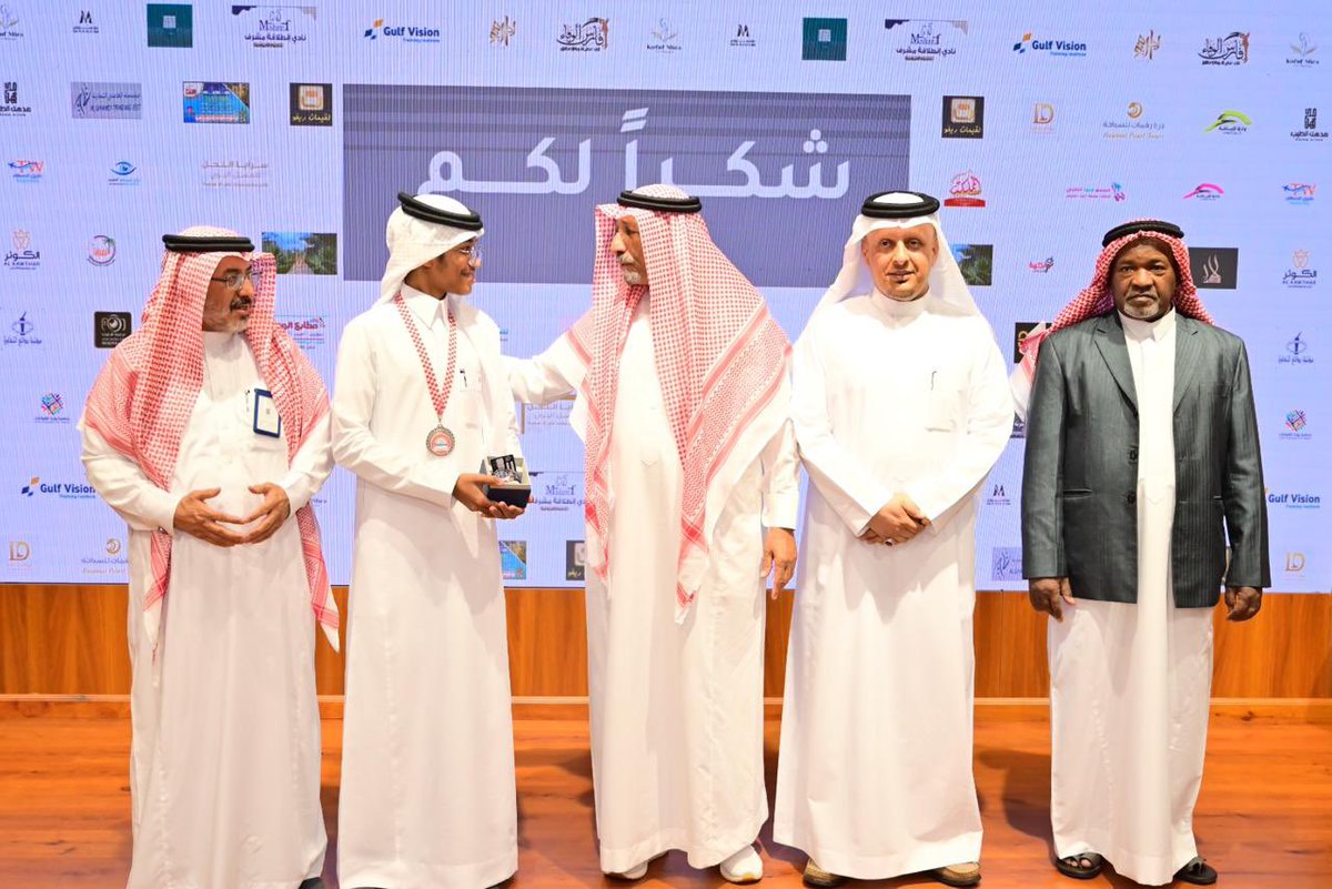 قدم رئيس مجلس إدارة #شركة_دار_الأحفاد_للتعليم أ.فهد آل سليم ،شكره وتقديره إلى  رجل الأعمال الشيخ عوض بن قريعة،على مبادرته الكريمة وتقديمه دعم مالي بقيمة 25,000 ريال وجائزة عينية بقيمة 5,000 ريال خلال حفل تكريم الطالب الموهوب #إدريس_اليامي مؤكدا أن هذا غير مستغرب على الشيخ عوض بن