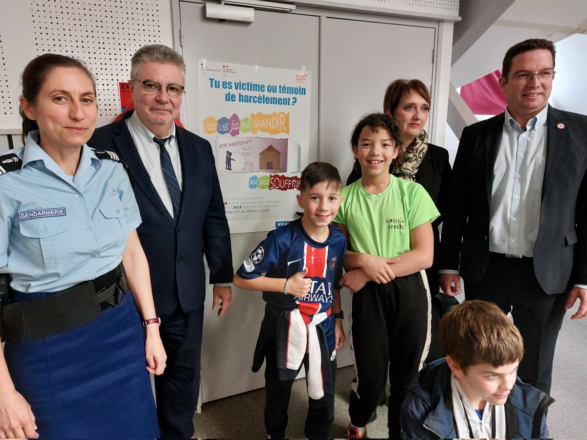 FredericBablon's tweet photo. Journée nationale de lutte contre le #harcèlement. Collège les Allobroges, action partenariale avec #avij74, #gendarmerie74, #prefecture74, #Dsden74 et #département74 et remise de prix aux élèves pour leur engagement. Bravo à tous ! @acgrenoble @DSDEN74 @HeleneInsel https://t.co/EPrtTGhnOa