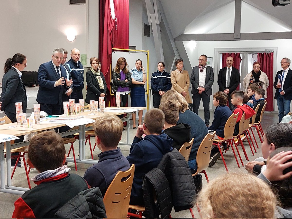 Journée nationale de lutte contre le #harcèlement. Collège les Allobroges, action partenariale avec #avij74, #gendarmerie74, #prefecture74, #Dsden74 et #département74 et remise de prix aux élèves pour leur engagement.  Bravo à tous ! <a href="/acgrenoble/">Académie de Grenoble</a> <a href="/DSDEN74/">DSDEN 74</a> <a href="/HeleneInsel/">Hélène Insel</a>