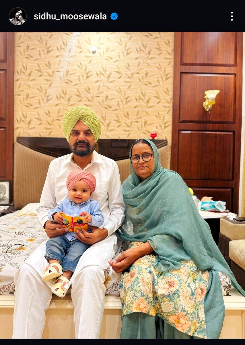Punjabihitzz's tweet photo. Father Balkaur singhji ,mother charankaurji, baby (Sidhu ) 
💗💗 wholesome 

#SidhuMoosewala 
#JusticeForSidhuMoosewala https://t.co/QNfAWcfJk5