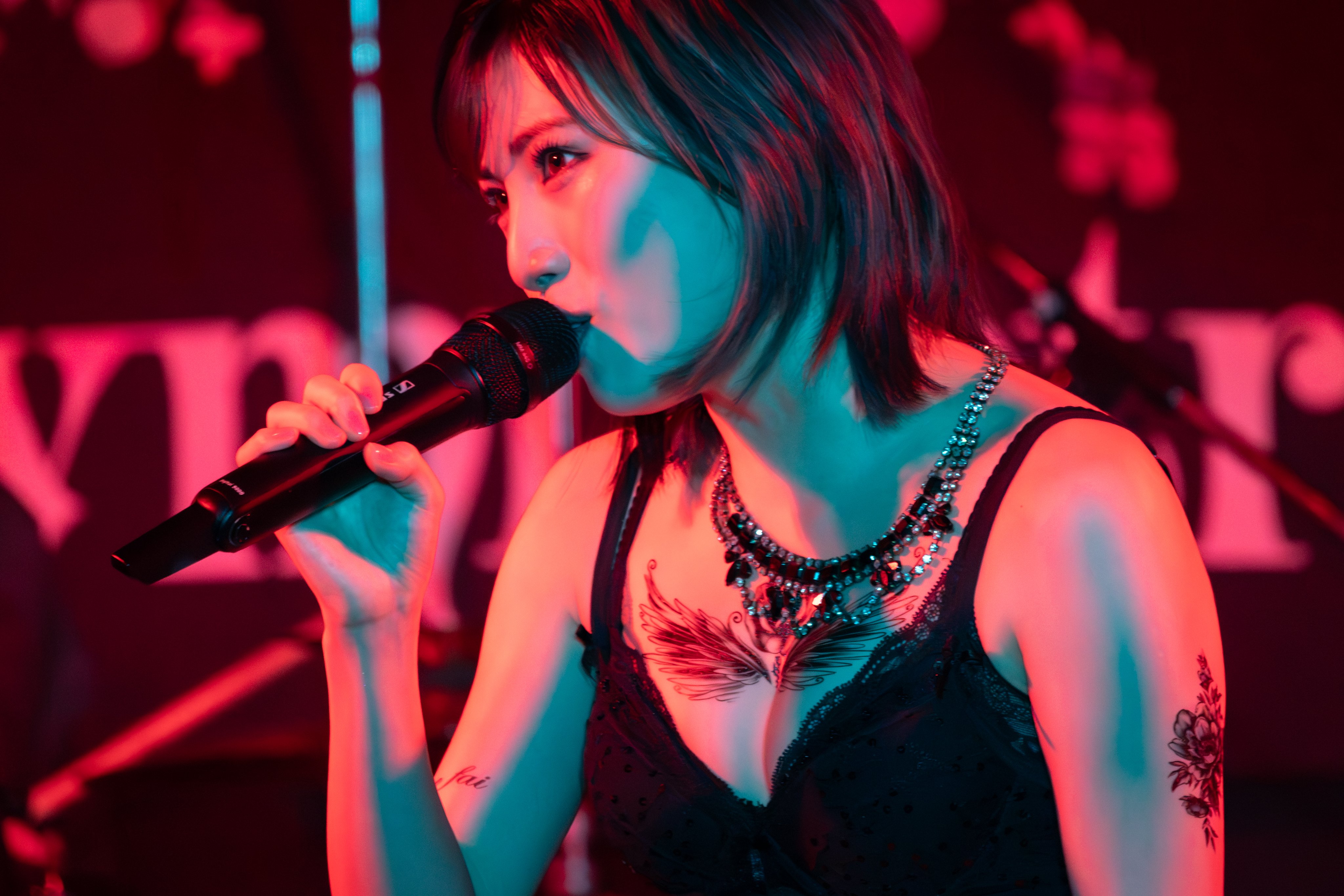 岡田奈々パネル 岡田奈々 Contrast タワレコ 直筆サイン入り パネル